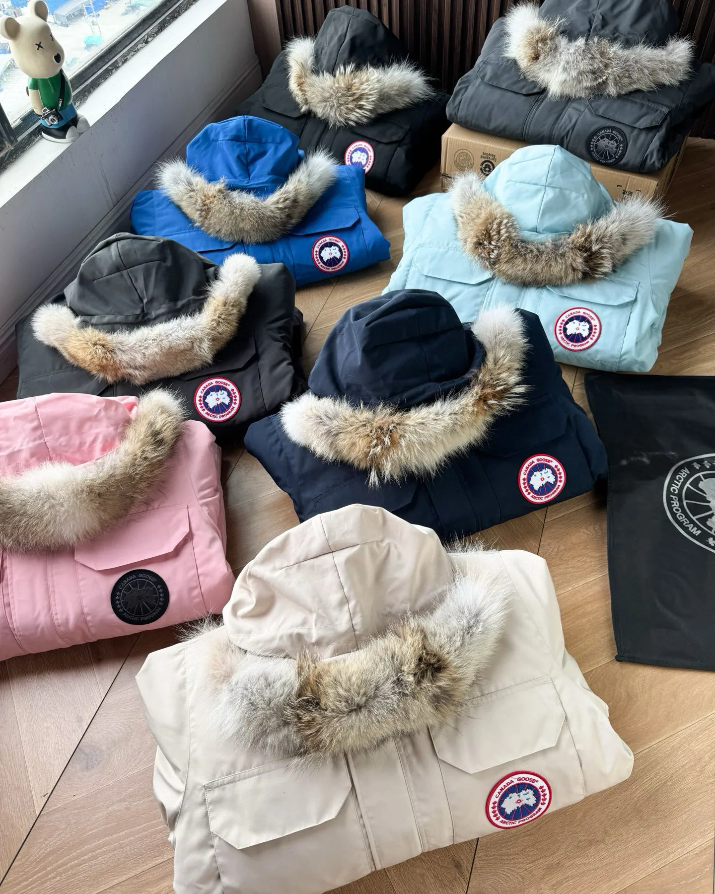 P780 🆕 Top original version, supports chip sensor with handbag 𝗖𝗮𝗻𝗮𝗱𝗮 𝗚𝗼𝘀𝗲 / 🇨🇦 Canada Goose 08 Down Jacket ⚠️ Partners who have been cooperating with us in the past few years know that no matter what is produced outside, our pure genuine trading company ships ❗️ After the test of time, we have received rave reviews. You can compare the market products with us. If you are not satisfied, you can return it at will. You are also welcome to come to ZG to see it and then come to my home to buy‼  1⃣️ The filling is 80% white duck down, with a weight of 500g. Regarding the down content, you can feel it with your hands. Good down has no embarrassment and can be called a walking duvet! 2⃣️ The fabric is made of Feather-Light 10D waterproof coating fabric, which is made of 84.5 polyester fiber and 15.5 cotton. The surface is treated with a special Teflon protective coating produced by DuPont to prevent wind and splash water, and makes the clothing anti-pollution and long-lasting new features! 3⃣️ One-piece seamless cuffs, 13cm official length, all seals are stamped, and all the inner liner is hemmed. The overcoat means sewing all the inner liner once. On the one hand, it is to prevent the velvet from running off, and on the other hand, it can keep the stiffness of the clothes! 4⃣️ Original Yoshida Kogyo Kabushikigaisha zipper, top-grade zinc alloy electroplated zipper with the highest specifications, using precise Japanese craftsmanship, raw materials and management methods. Each zipper can withstand 100,000+ openings and closings 5⃣️ The detachable fur collar is made of top-grade imported wolf fur, which is not comparable to the loose and soft raccoon fur and fake fur on the market. It is a natural Siberian coyote fur collar. The delicate and strong feel is the sense of life that comes from the erosion of wind and frost in nature. 6⃣️ Main logo double-thread 9-needle locking stranded embroidery, electronic digital automatic embroidery, maple leaves with sharp edges. Size: XS-XXL Color: black, off-white, graphite gray, sapphire blue Dark Blue Pink Azure Graphite Gray Black Label Shoulder Width Chest Sleeve Length Clothes Length Recommended Weight kg 67 87 80-90 2XL 58 136 69 89 90-105